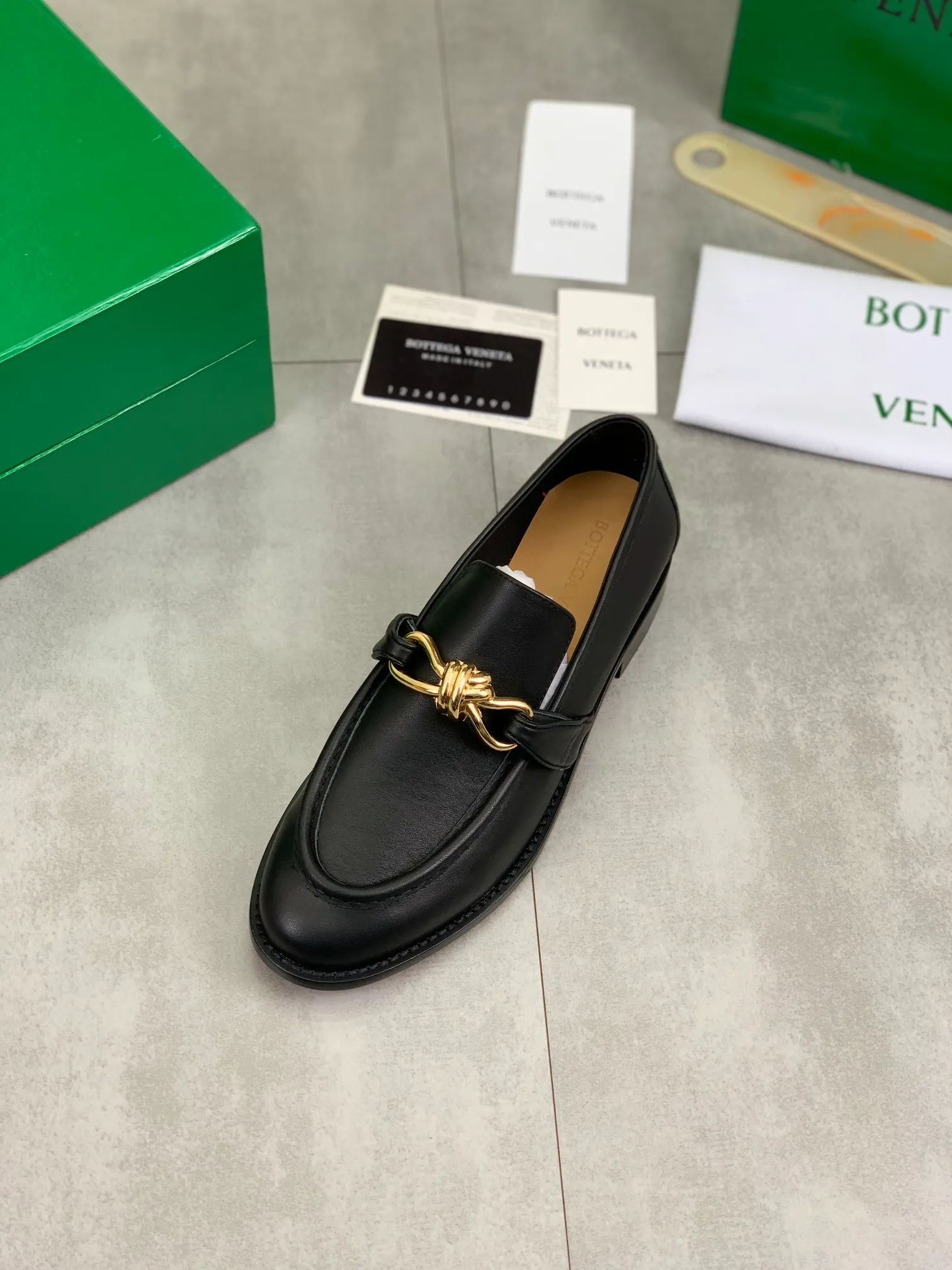 Men's shoes 💰P820 [New model] (genuine leather outsole) water-dyed cow lining 💰High-quality business couple leather shoes 💎💎💎 BOTTEGA VENETA official website synchronizes the latest top version of BV in the market, accept material comparison, shoe type comparison, process comparison, practical and textured, versatile and suitable for any occasion, the more you look at it, the more flavorful it becomes. Purely hand-knitted craftsmanship - Upper material, calfskin imported from Italy 🇮🇹 - High-quality water-dyed cowhide lining - Original private model customized leather outsole -Size: Female 35-39 (40 ordered) Male 39-44 (38 45 can be customized) Color: Multiple colors available